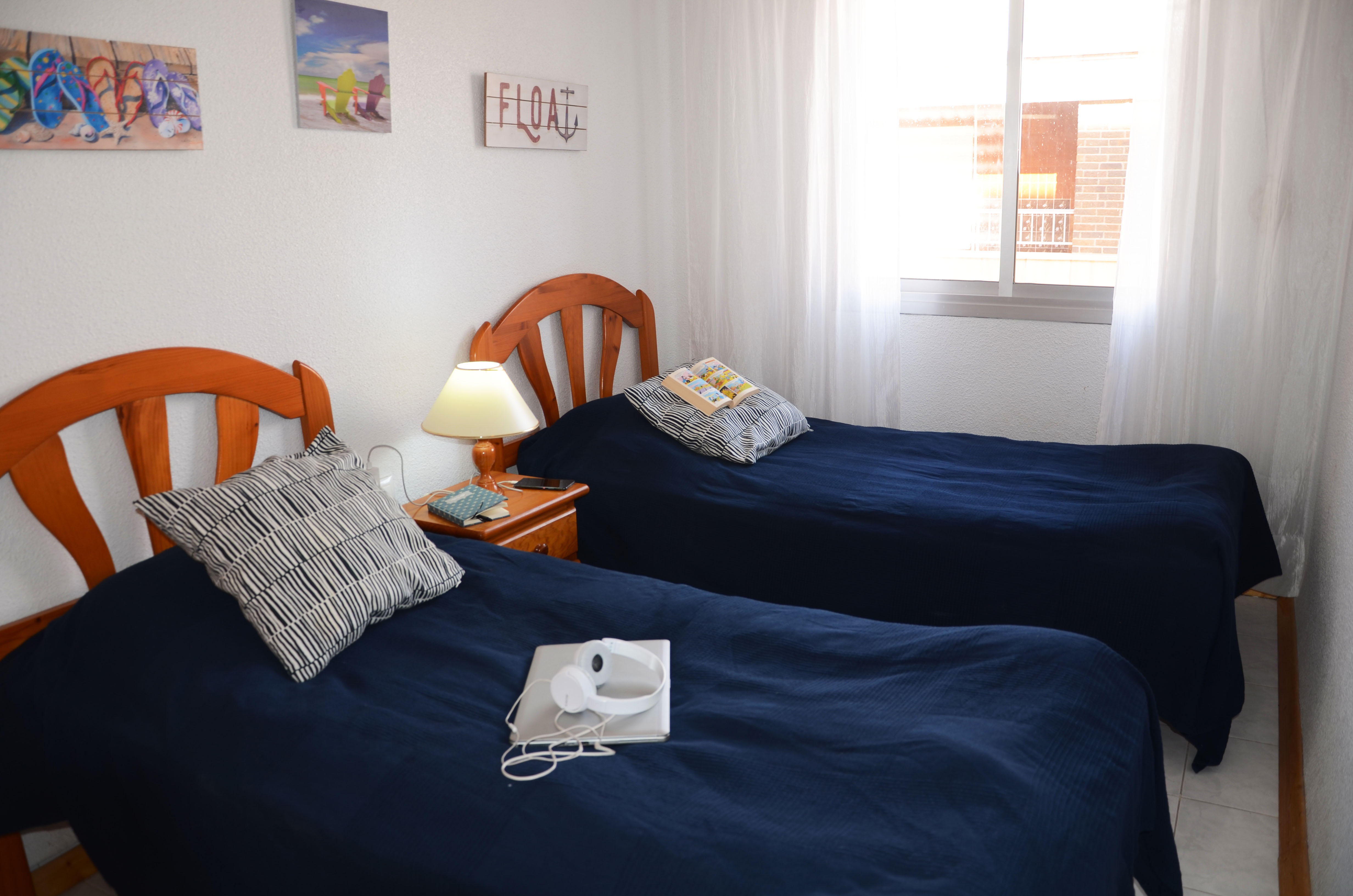 Bedroom with two single beds.