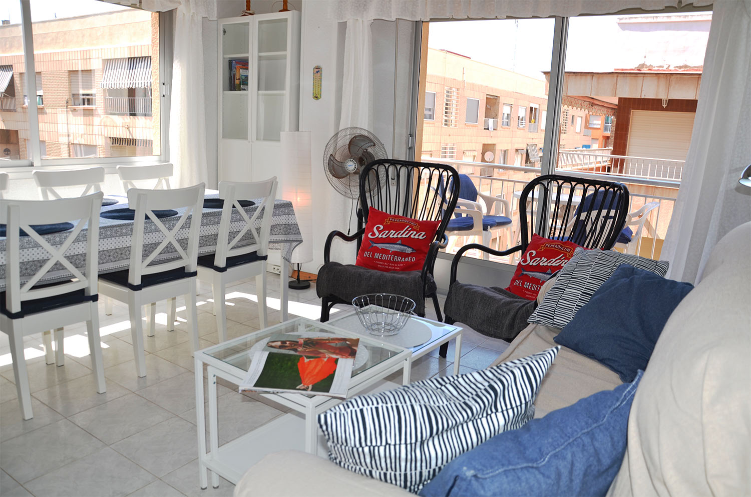Livingroom with sofa, dining area, and balcony.